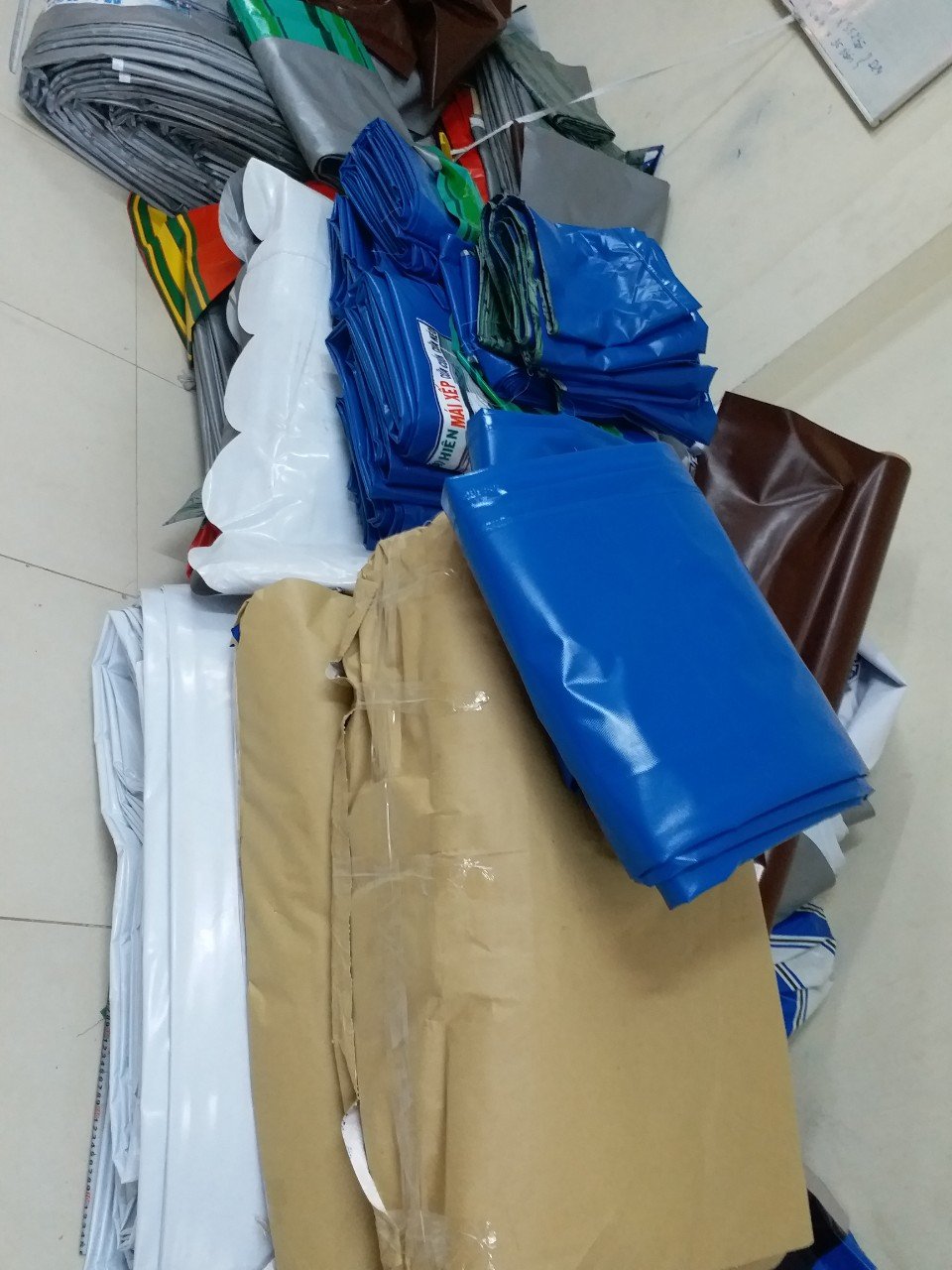 Bạt màu trắng và xám