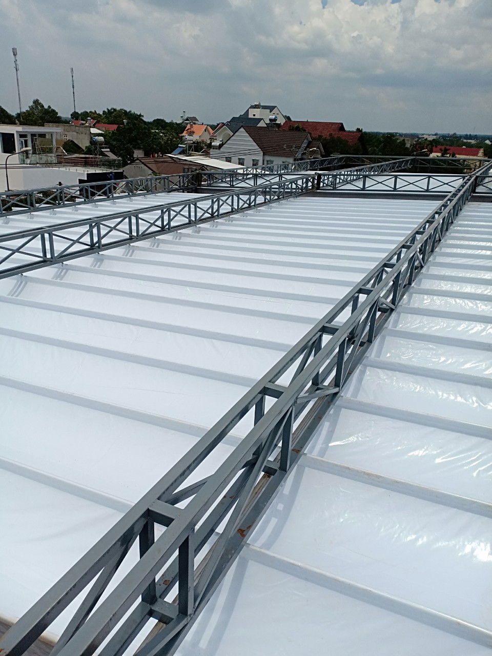 Mái xếp trắng xám