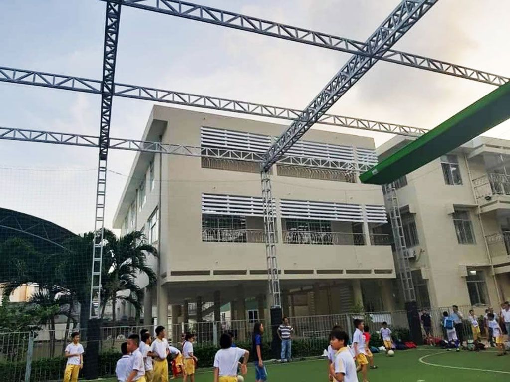 thay bạt sân trường